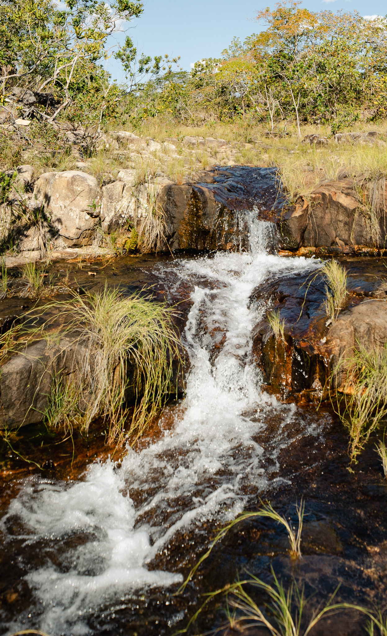 Fluxo de água entre as rochas